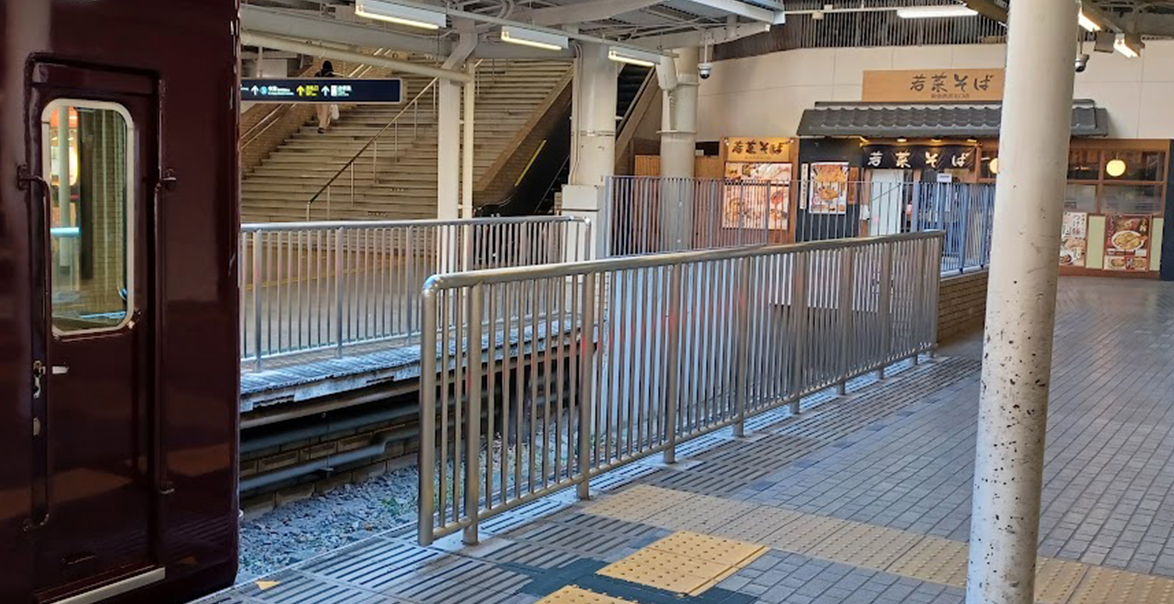 ②西宮北口7号線ホーム柵シート広告